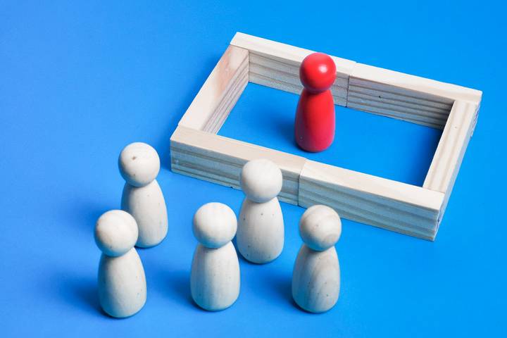 Learn how to tell if someone has no friends. Identifying the warning signs of a person's social isolation and lack of companionship.